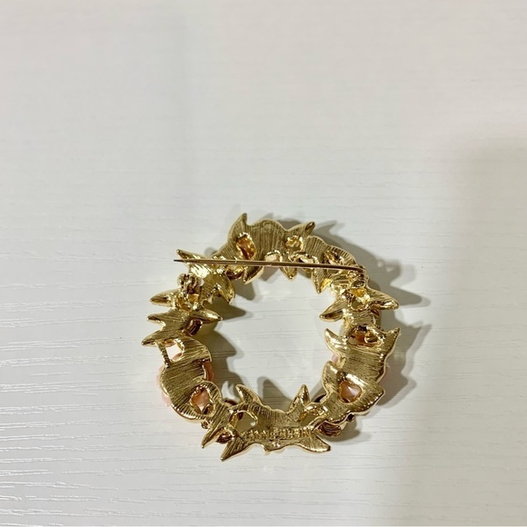 NWT gold toned Chrystal and imitation pearl wreath pin - Picture 8 of 12